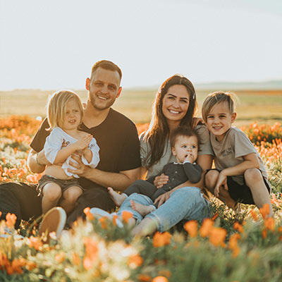 행복하게 웃고있는 가족 이미지