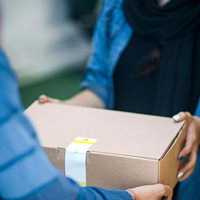 직접 배송해서 물품전달하는 이미지